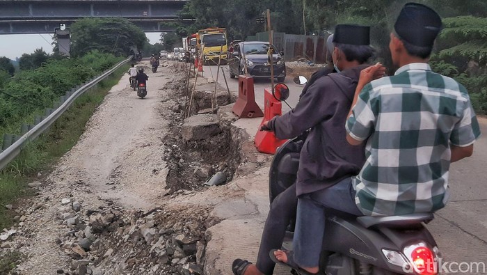 Jalan Raya Badami-Loji, di Desa Wanasari, Kecamatan Telukjambe Barat, Kabupaten Karawang amblas, kedalaman hampir mencapai tiga meter hingga berpotensi putus.