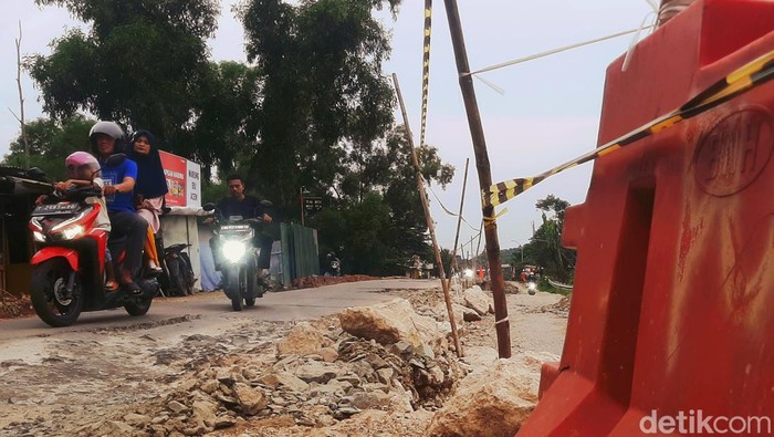 Jalan Raya Badami-Loji, di Desa Wanasari, Kecamatan Telukjambe Barat, Kabupaten Karawang amblas, kedalaman hampir mencapai tiga meter hingga berpotensi putus.