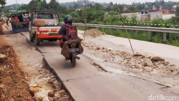 Jalan Raya Badami-Loji, di Desa Wanasari, Kecamatan Telukjambe Barat, Kabupaten Karawang amblas, kedalaman hampir mencapai tiga meter hingga berpotensi putus.