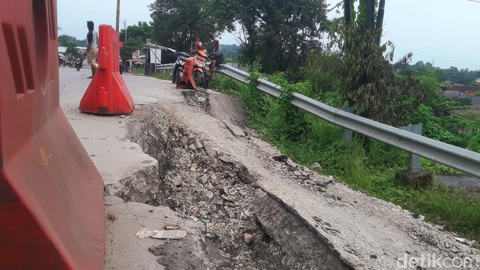 Jalan Raya Badami-Loji, di Desa Wanasari, Kecamatan Telukjambe Barat, Kabupaten Karawang amblas, kedalaman hampir mencapai tiga meter hingga berpotensi putus.