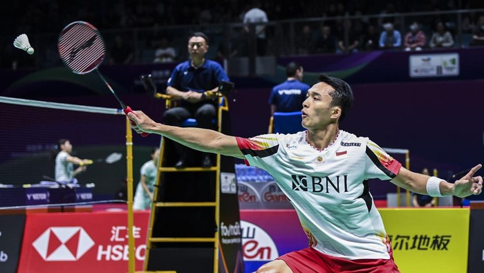 Jonatan Christie Bawa Indonesia Ungguli Thailand 2-1 di Thomas Cup 2024 Pebulu tangkis tunggal putra Indonesia Jonatan Christie berusaha mengembalikan kok ke arah lawannya pebulu tangkis tunggal putra Thailand Saran Jamsri dalam babak kualifikasi grup Piala Thomas 2024 di Chengdu Hi Tech Zone Sports Center Gymnasium, Chengdu, China, Senin (29/4/2024). Jonatan Christie menang dengan tiga gim 21-16, 13-21, 21-12 dan tim Indonesia sementara unggul atas Thailand dengan skor 2-1. ANTARA FOTO/Galih Pradipta/aww.