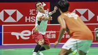 Pebulu tangkis tunggal putra Indonesia Jonatan Christie berusaha mengembalikan kok ke arah lawannya pebulu tangkis tunggal putra Thailand Saran Jamsri dalam babak kualifikasi grup Piala Thomas 2024 di Chengdu Hi Tech Zone Sports Center Gymnasium, Chengdu, China, Senin (29/4/2024).