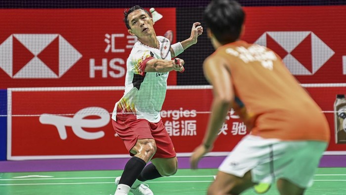 Pebulu tangkis tunggal putra Indonesia Jonatan Christie berusaha mengembalikan kok ke arah lawannya pebulu tangkis tunggal putra Thailand Saran Jamsri dalam babak kualifikasi grup Piala Thomas 2024 di Chengdu Hi Tech Zone Sports Center Gymnasium, Chengdu, China, Senin (29/4/2024). Jonatan Christie menang dengan tiga gim 21-16, 13-21, 21-12 dan tim Indonesia sementara unggul atas Thailand dengan skor 2-1. ANTARA FOTO/Galih Pradipta/aww.