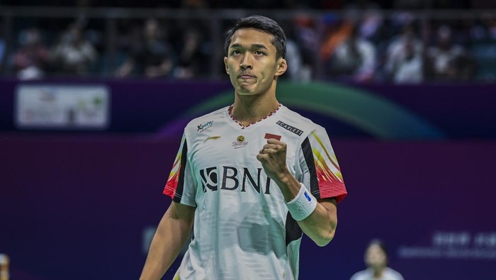 Pebulu tangkis tunggal putra Indonesia Jonatan Christie berusaha mengembalikan kok ke arah lawannya pebulu tangkis tunggal putra Thailand Saran Jamsri dalam babak kualifikasi grup Piala Thomas 2024 di Chengdu Hi Tech Zone Sports Center Gymnasium, Chengdu, China, Senin (29/4/2024). Jonatan Christie menang dengan tiga gim 21-16, 13-21, 21-12 dan tim Indonesia sementara unggul atas Thailand dengan skor 2-1. ANTARA FOTO/Galih Pradipta/aww.