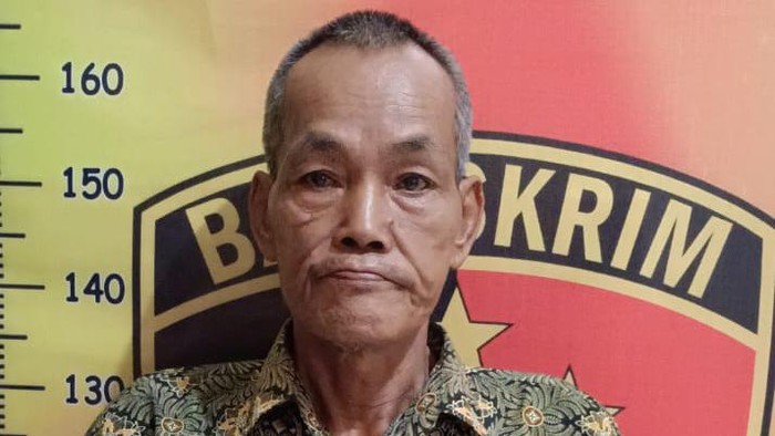 Kandar (63) pelaku pembacokan terhadap tetangga diamankan polisi.