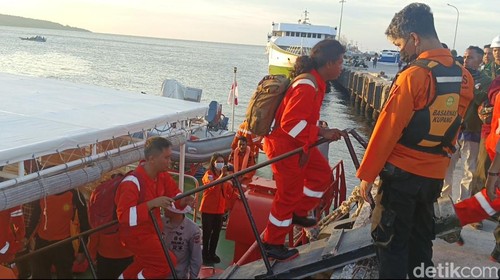 Kantor Pencarian dan Pertolongan Kelas A Kupang mengevakuasi 10 anak buah kapal (ABK) MV Da Hao yang mengalami kebakaran di peraiaran Banda, Provinsi Maluku. (Foto: Yufengki Bria/detikBali)
