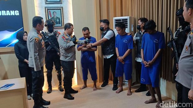 Kapolda Jateng, Irjen Ahmad Luthfi menginterogasi pelaku penembakan juru parkir Hotel Braga Sokaraja saat ungkap kasus di Mapolresta Banyumas, Senin (29/4/2024).