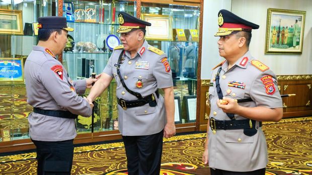 Kapolri Jenderal Listyo Sigit Prabowo resmi melantik Brigjen Dwi Irianto menjadi Kapolda Sulawesi Tenggara (Sultra). Jabatan itu sebelumnya diisi oleh Irjen Teguh Pristiwanto. (Dok Polri)