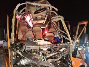 Elf Sarat Penumpang Tabrak Truk Trailer di Tol Batang, 2 Tewas