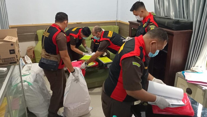 Kejari Dompu menggeledah tiga kantor OPD di Kabupaten Dompu, NTB, Senin (29/4/2024). Foto: Humas Kejari Dompu.
