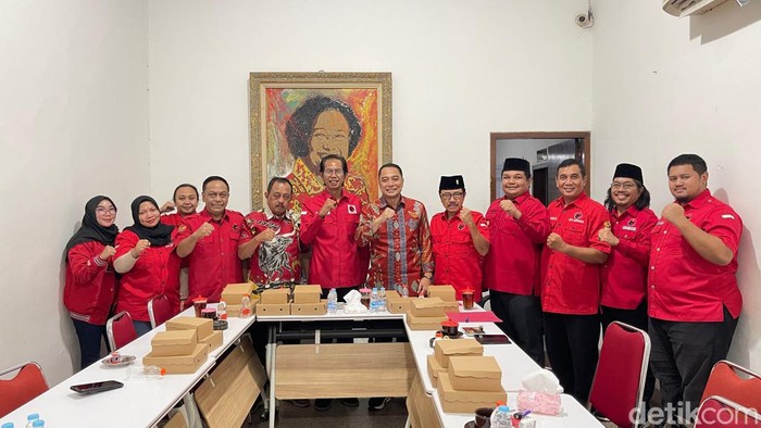 Kekompakan Eri Cahyadi dan Armuji hadiri rapat persiapan pemenangan Pillwali Surabaya 2024.