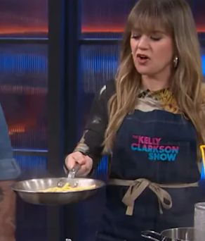 Ditantang Masak Pasta, Kelly Clarkson Gagal Bikin Acara Memasak