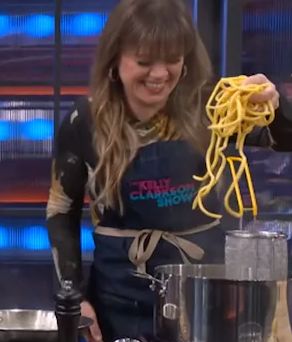 Ditantang Masak Pasta, Kelly Clarkson Gagal Bikin Acara Memasak