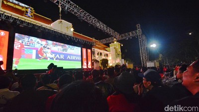 Keseruan Nobar Timnas Garuda Muda di Kota Pahlawan