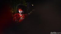 Ekspresi penonton dengan mengecat wajahnya dengan warna merah dan putih saat nonton bareng Timnas Indonesia U-23 lawan Uzbekistan U-23 di Balai Kota Surabaya.