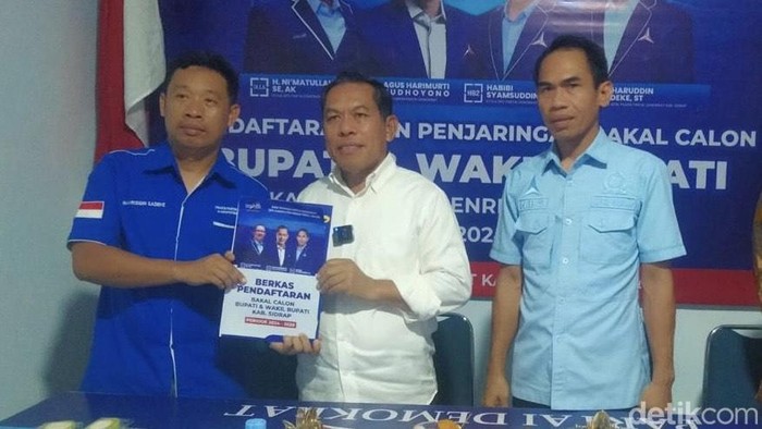 Ketua Desk Pilkada Demokrat Sidrap (kiri) Kaharuddin menerima pengembalian berkas Mantan Wakil Bupati Sidrap Mahmud Yusuf (baju putih) di Demokrat Sidrap.