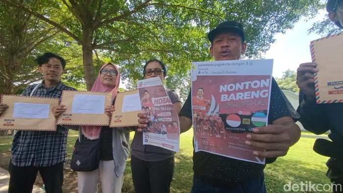 Koalisi Pegiat HAM dan Anti Korupsi Yogyakarta saat menggelar aksi di Kantor Gubernur DIY, Senin (29/4/2024).