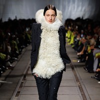Inilah 10 koleksi terbaru Alexander McQueen Fall/Winter 2024 di Paris Fashion Week. Koleksi karya creative director terbaru McQueen, Sean McGirr ini dtampilkan di dalam bekas depot kereta api di Chinatown, Paris, Prancis. Foto: Dok. Alexander McQueen.