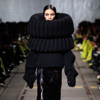 Inilah 10 koleksi terbaru Alexander McQueen Fall/Winter 2024 di Paris Fashion Week. Koleksi karya creative director terbaru McQueen, Sean McGirr ini dtampilkan di dalam bekas depot kereta api di Chinatown, Paris, Prancis. Foto: Dok. Alexander McQueen.