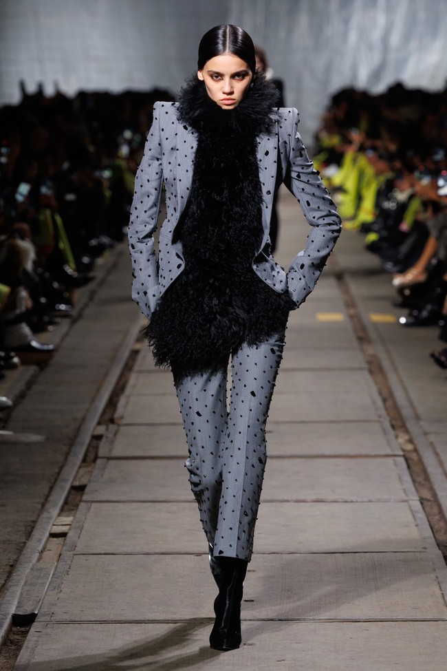 Inilah 10 koleksi terbaru Alexander McQueen Fall/Winter 2024 di Paris Fashion Week. Koleksi karya creative director terbaru McQueen, Sean McGirr ini dtampilkan di dalam bekas depot kereta api di Chinatown, Paris, Prancis. Foto: Dok. Alexander McQueen.