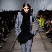 Inilah 10 koleksi terbaru Alexander McQueen Fall/Winter 2024 di Paris Fashion Week. Koleksi karya creative director terbaru McQueen, Sean McGirr ini dtampilkan di dalam bekas depot kereta api di Chinatown, Paris, Prancis. Foto: Dok. Alexander McQueen.