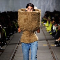 Inilah 10 koleksi terbaru Alexander McQueen Fall/Winter 2024 di Paris Fashion Week. Koleksi karya creative director terbaru McQueen, Sean McGirr ini dtampilkan di dalam bekas depot kereta api di Chinatown, Paris, Prancis. Foto: Dok. Alexander McQueen.