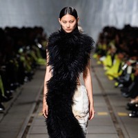 Inilah 10 koleksi terbaru Alexander McQueen Fall/Winter 2024 di Paris Fashion Week. Koleksi karya creative director terbaru McQueen, Sean McGirr ini dtampilkan di dalam bekas depot kereta api di Chinatown, Paris, Prancis. Foto: Dok. Alexander McQueen.