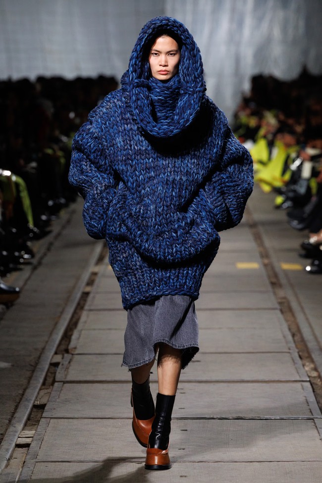 Inilah 10 koleksi terbaru Alexander McQueen Fall/Winter 2024 di Paris Fashion Week. Foto: Dok. Alexander McQueen.