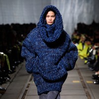 Inilah 10 koleksi terbaru Alexander McQueen Fall/Winter 2024 di Paris Fashion Week. Foto: Dok. Alexander McQueen.