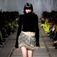 Inilah 10 koleksi terbaru Alexander McQueen Fall/Winter 2024 di Paris Fashion Week. Koleksi karya creative director terbaru McQueen, Sean McGirr ini dtampilkan di dalam bekas depot kereta api di Chinatown, Paris, Prancis. Foto: Dok. Alexander McQueen.