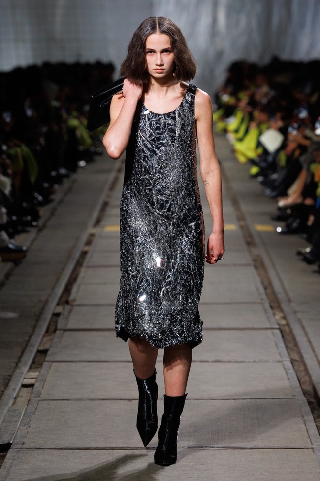 Inilah 10 koleksi terbaru Alexander McQueen Fall/Winter 2024 di Paris Fashion Week. Koleksi karya creative director terbaru McQueen, Sean McGirr ini dtampilkan di dalam bekas depot kereta api di Chinatown, Paris, Prancis. Foto: Dok. Alexander McQueen.