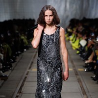 Inilah 10 koleksi terbaru Alexander McQueen Fall/Winter 2024 di Paris Fashion Week. Koleksi karya creative director terbaru McQueen, Sean McGirr ini dtampilkan di dalam bekas depot kereta api di Chinatown, Paris, Prancis. Foto: Dok. Alexander McQueen.