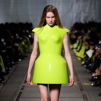 Inilah 10 koleksi terbaru Alexander McQueen Fall/Winter 2024 di Paris Fashion Week. Koleksi karya creative director terbaru McQueen, Sean McGirr ini dtampilkan di dalam bekas depot kereta api di Chinatown, Paris, Prancis. Foto: Dok. Alexander McQueen.