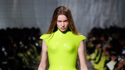 10 Koleksi Alexander McQueen Fall/Winter 2024, Debut Sean McGirr yang Edgy