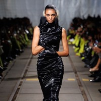 Inilah 10 koleksi terbaru Alexander McQueen Fall/Winter 2024 di Paris Fashion Week. Koleksi karya creative director terbaru McQueen, Sean McGirr ini dtampilkan di dalam bekas depot kereta api di Chinatown, Paris, Prancis. Foto: Dok. Alexander McQueen.