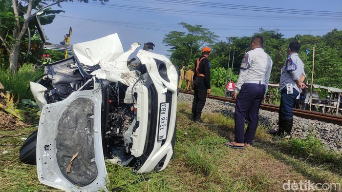 Kondisi Ayla yang ringsek ditabrak kereta api di Tarik, Sidoarjo