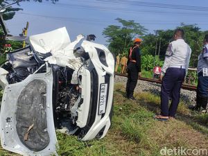 Ayla Tertabrak KA Pasundan hingga Terseret 15 Meter di Tarik Sidoarjo