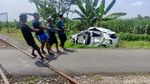 Penampakan Ayla Ringsek Tertabrak KA Pasudan di Tarik Sidoarjo