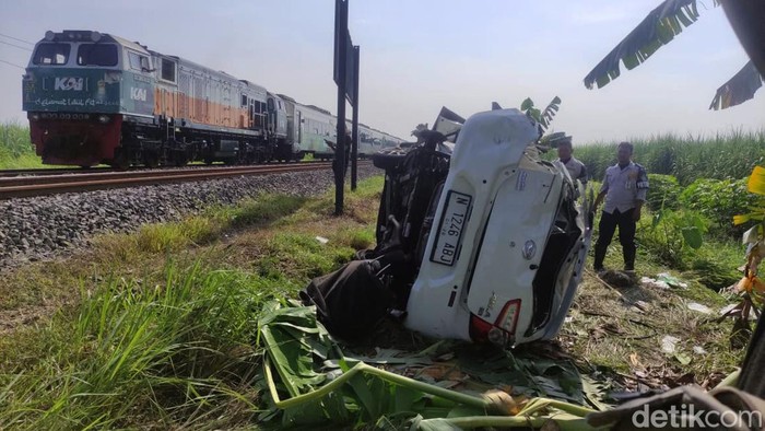 Kondisi Ayla yang ringsek ditabrak kereta pi di Tarik Sidoarjo Kondisi Ayla yang ringsek ditabrak kereta pi di Tarik Sidoarjo