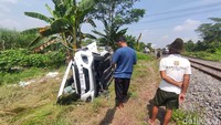 Akibat kejadian tersebut, satu orang mengalami luka parah. Sedangkan dua penumpang lainya mengalami luka ringan dan saat ini sudah dievakuasi ke rumah sakit.