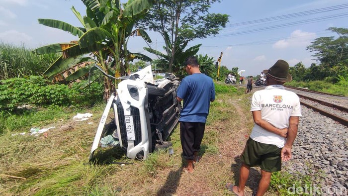 Kondisi Ayla yang ringsek ditabrak kereta pi di Tarik Sidoarjo Kondisi Ayla yang ringsek ditabrak kereta pi di Tarik Sidoarjo