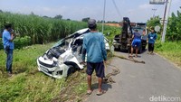 Mobil Ayla tersebut akhirnya dievakuasi mengggunakan mobil derek milik petugas terkait di Sidoarjo.