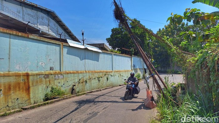 Kondisi tiga tiang yang nyaris roboh di Jalan Mengger, Kelurahan Pasawahan, Kecamatan Dayeuhkolot, Kabupaten Bandung.