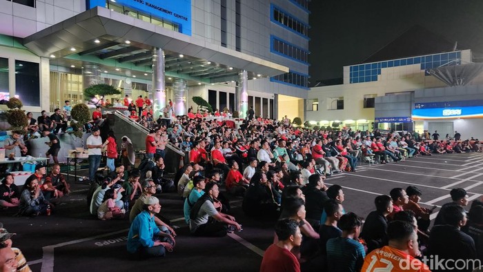 Korps Lalu Lintas (Korlantas) Polri menggelar nonton bareng (nobar) pertandingan AFC U-23 Timnas Indonesia melawan Uzbekistan. Begini suasananya. (Adrial/detikcom).