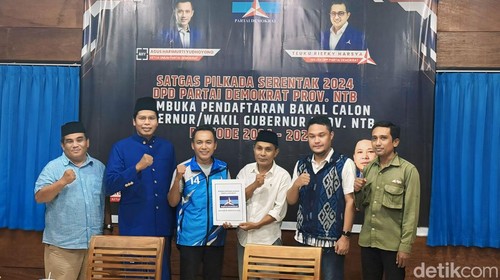 Lalu Muhamad Iqbal saat mendaftar sebagai bakal calon gubernur di Kantor DPD Partai Demokrat NTB, Senin (29/4/2024). (Foto: Helmy Akbar/detikBali)