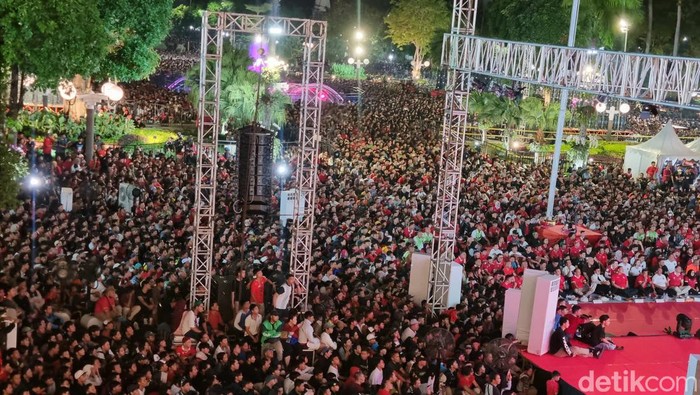 Lautan manusia nobar Indonesia vs Uzbekistan di Balai Kota Surabaya. Lautan manusia nobar Indonesia vs Uzbekistan di Balai Kota Surabaya.