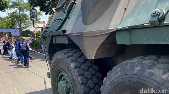 Lomba tarik tank Pindad