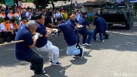 Ada yang menarik dalam peringatan hari jadi anak perusahaan BUMN ini salah satunya lomba tarik kendaraan tempur.