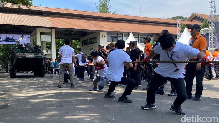 Lomba tarik tank Pindad