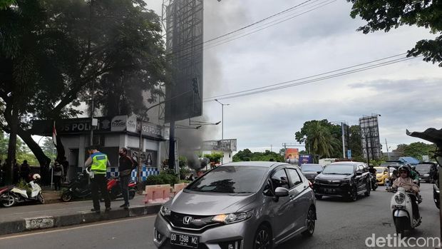 Mahasiswa Makassar menggelar aksi solidaritas untuk Eks Wasekjen HMI Akbar Idris. Andi Audia Faiza Nazli Irfan/detikSulsel